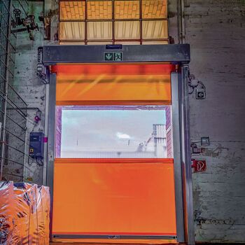 Schnelllauftor im Fluchtweg mit Sichtfenster