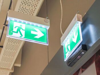 Fluchtwegtor Detail Hinweisschild - HaWe Speed