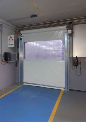 Fluchtwegtor mit weißem Behang und Sichtfenster