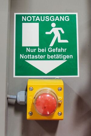 Grünes Hinweisschild mit "Not-Auf" Taster - HaWe Speed