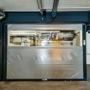 Fluchtwegtor in Grau mit Sichtfenster.